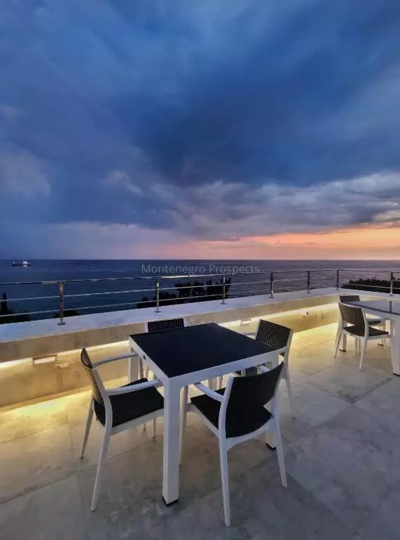 Hotel na prvoj liniji, Bar