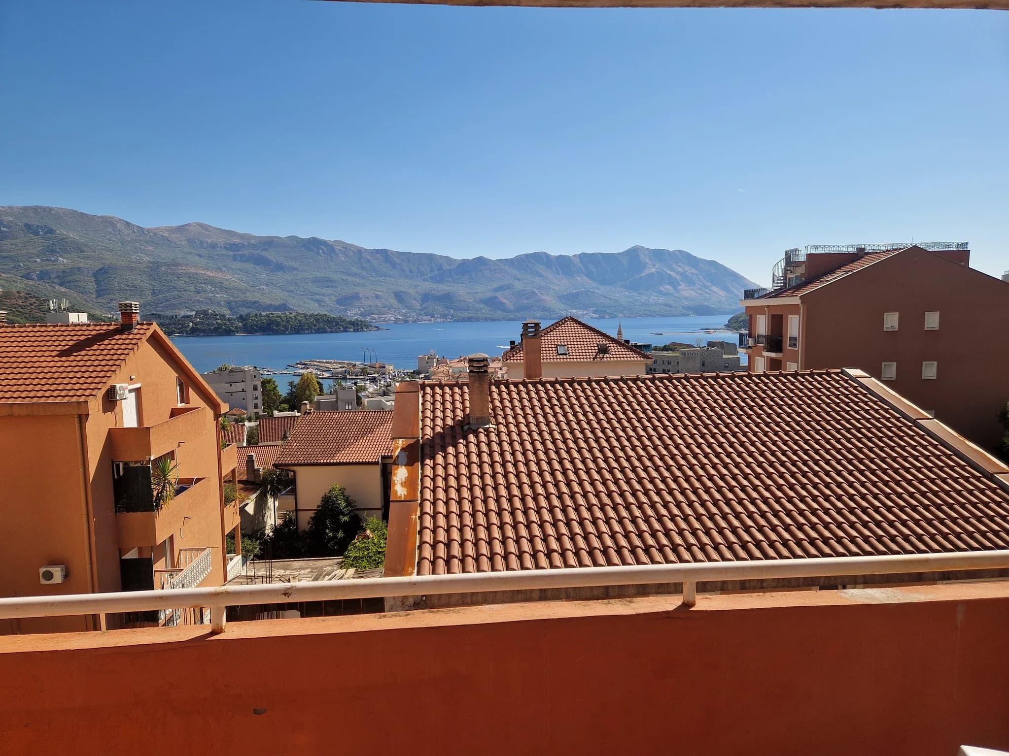 Budva jednosoban stan pogled na more