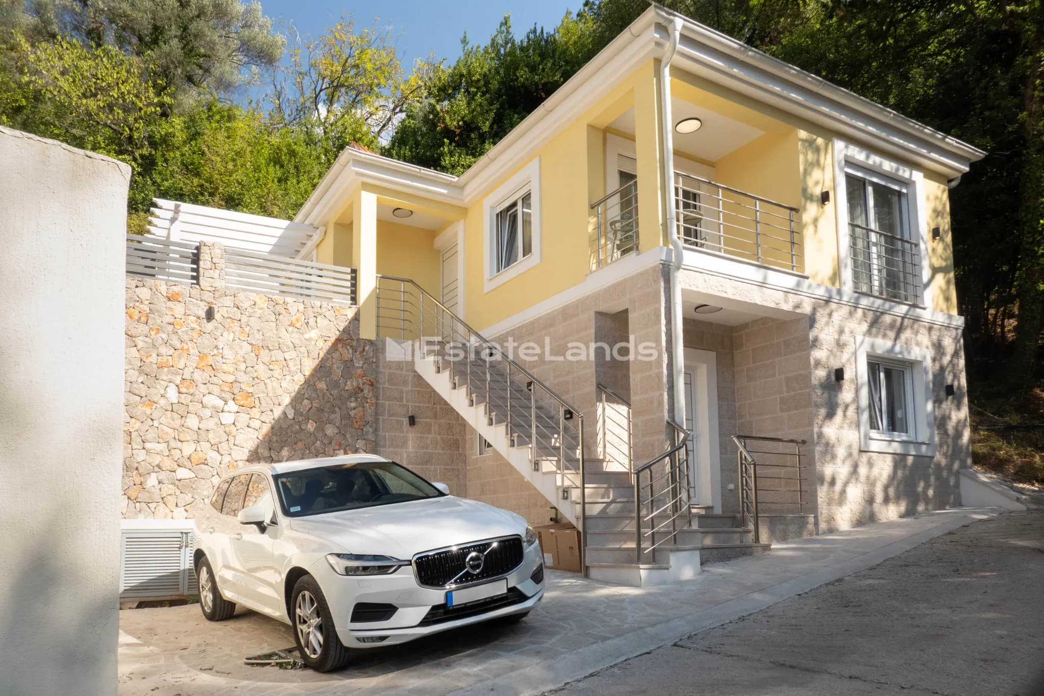 Long-Term Rent: Spacious Two-Bedroom Apartment with Private Jacuzzi and Terrace