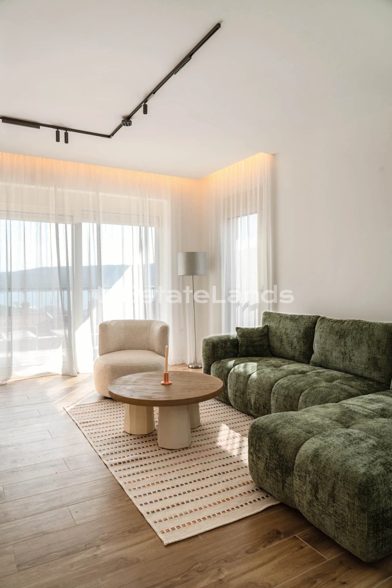 Long-Term Rent: Modern Two-Bedroom Apartment with Sea Views