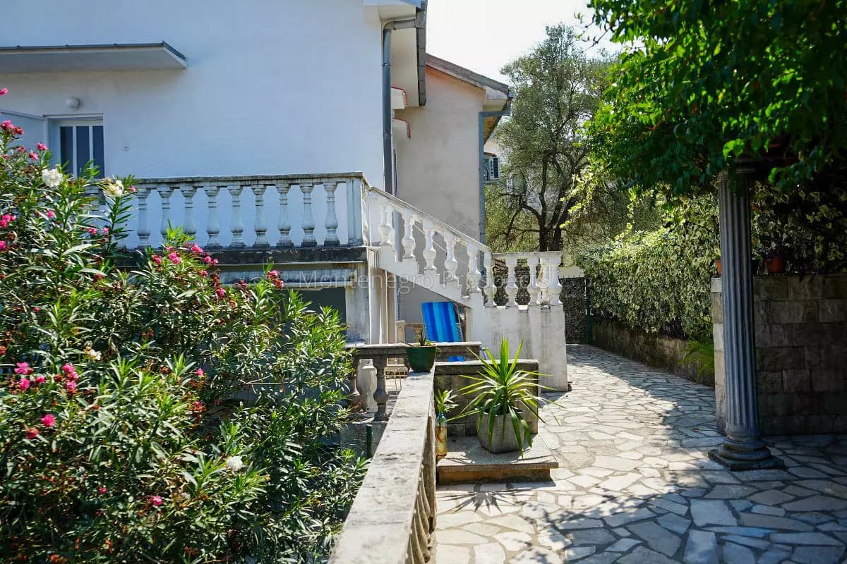 Dupleks apartman sa velikim dvorištem u Krašićima