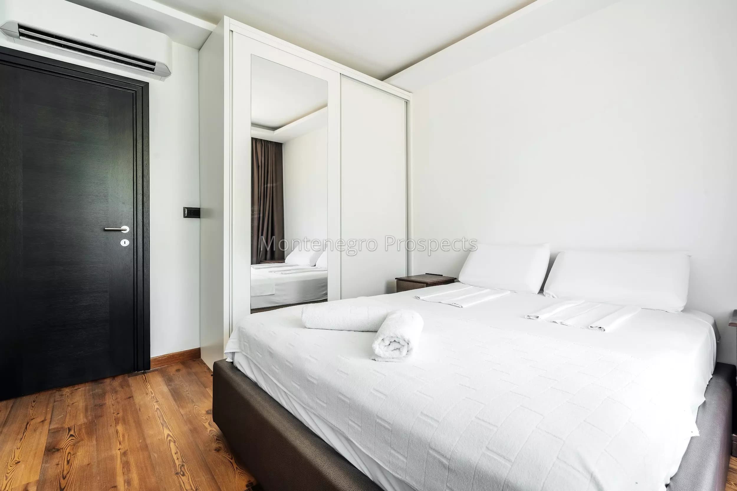 Duplex penthouse sa svojim bazenom na krovnoj terasi i dvije garaže na par minuta od mora, Budva, Becici