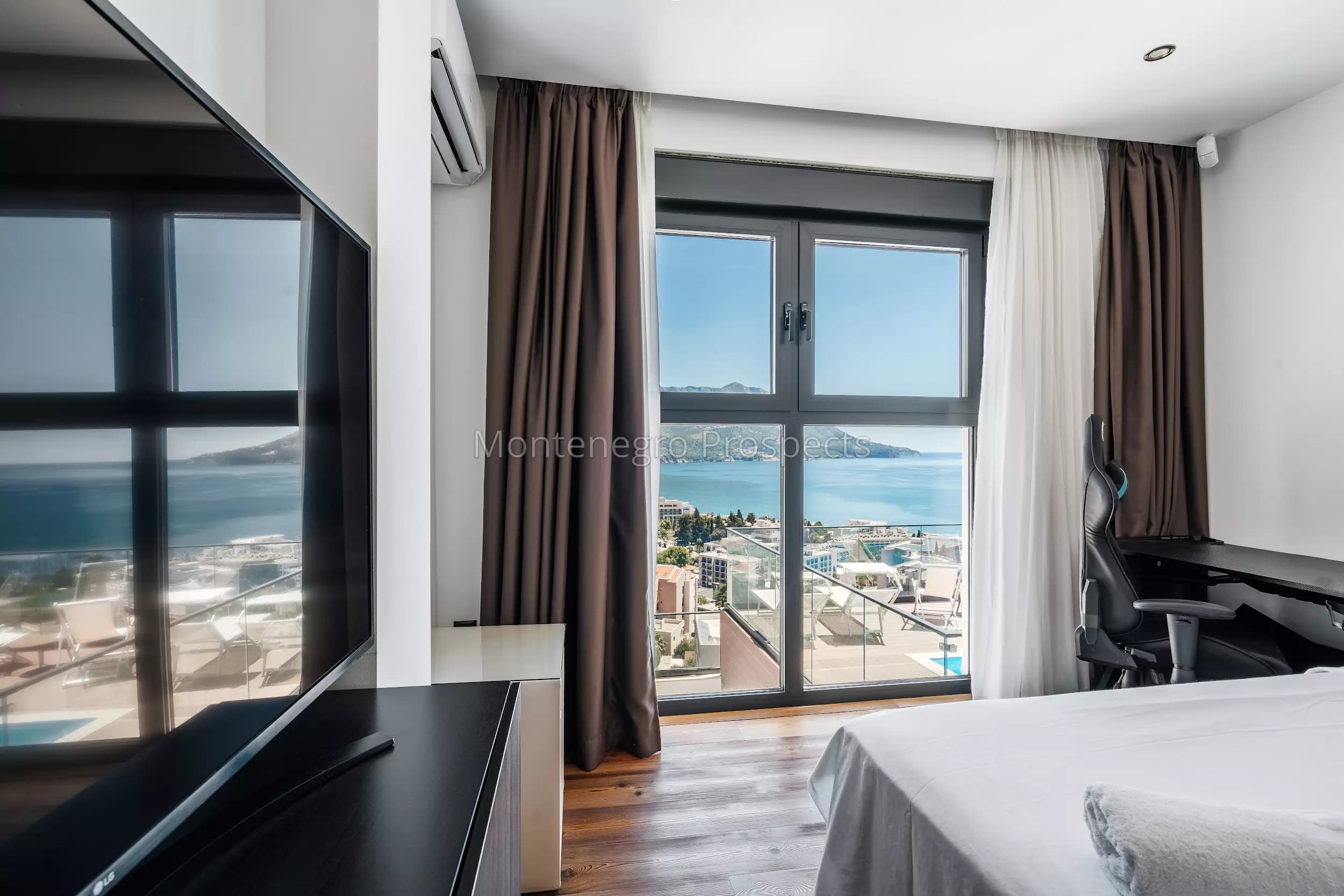 Duplex penthouse sa svojim bazenom na krovnoj terasi i dvije garaže na par minuta od mora, Budva, Becici