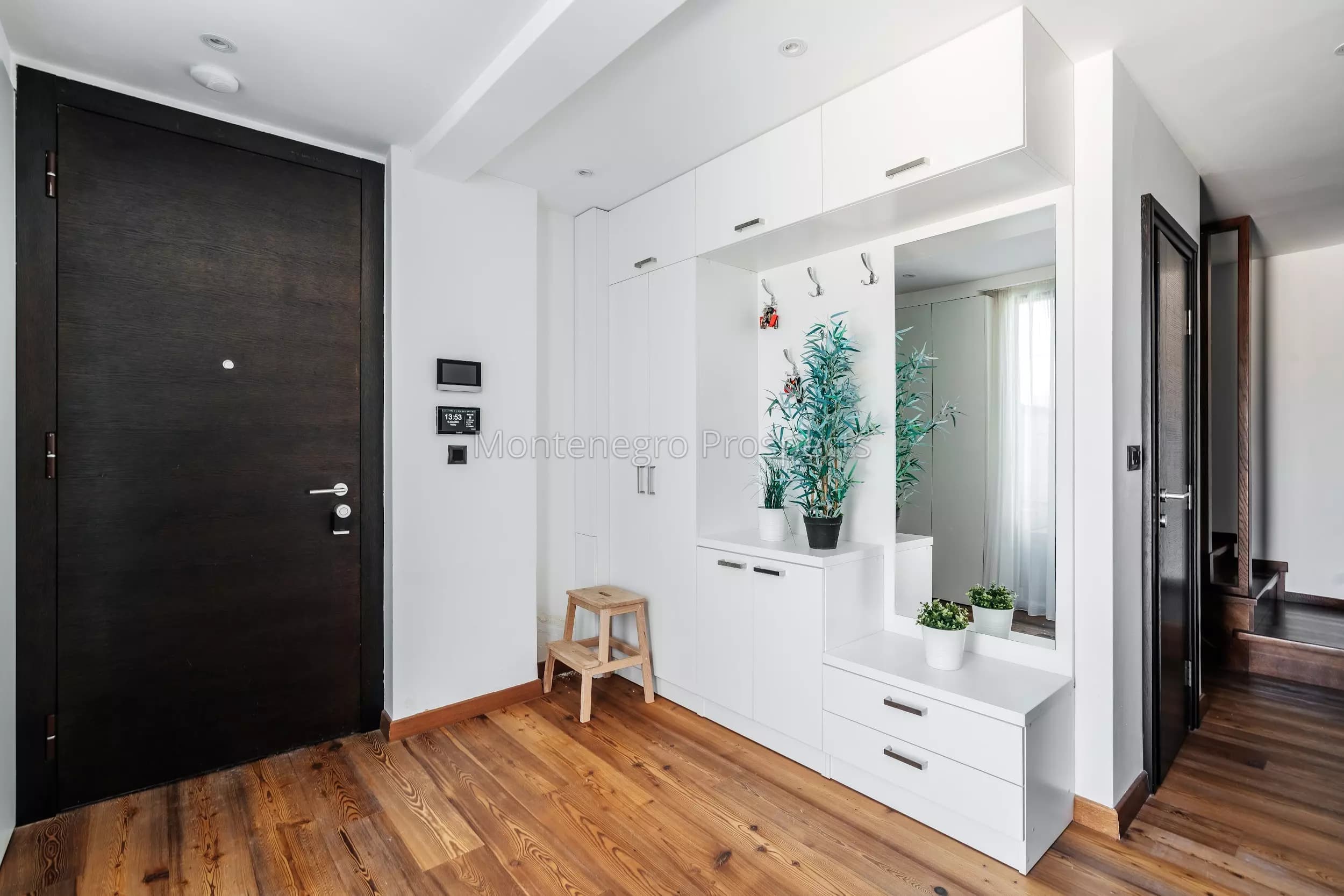 Duplex penthouse sa svojim bazenom na krovnoj terasi i dvije garaže na par minuta od mora, Budva, Becici