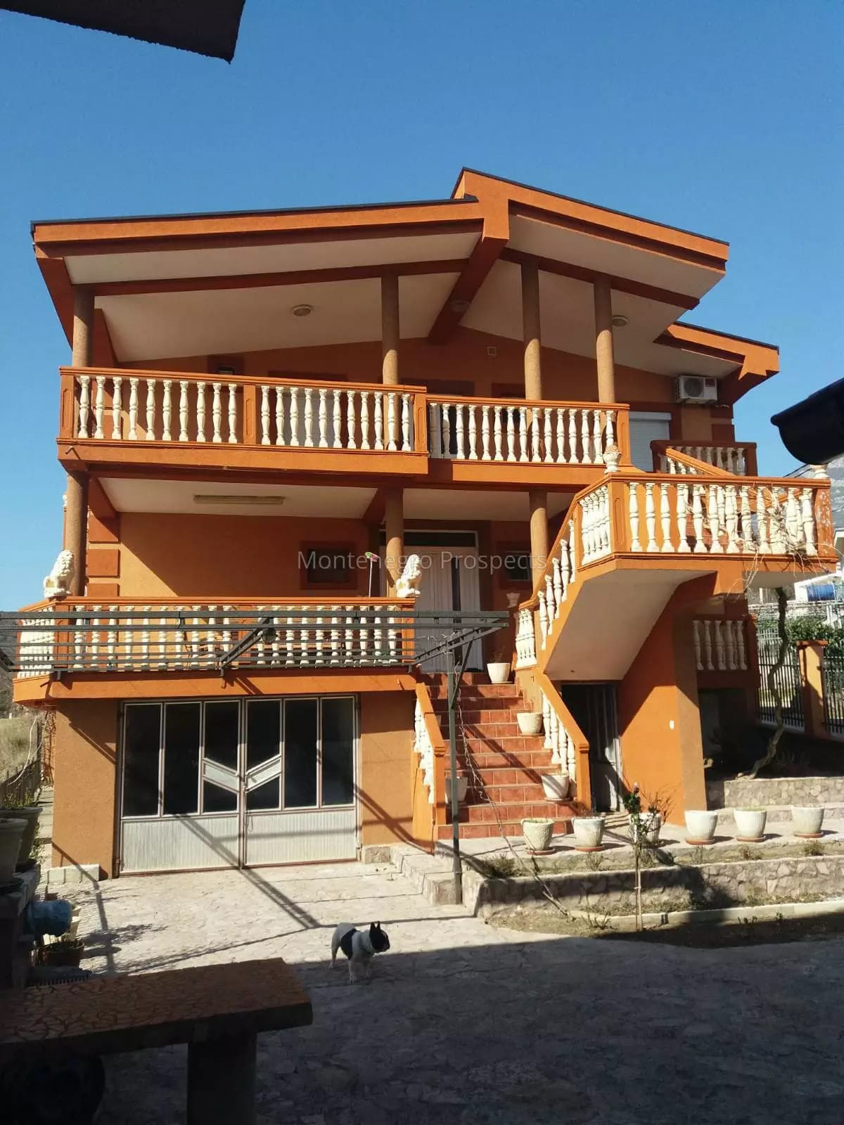 Dvije kuće sa više apartmana u Sutomoru, Bar