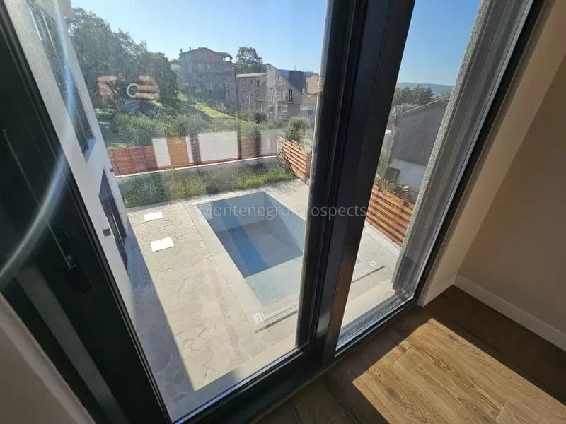 Dvije novosagradjene taunhaus vile sa bazenima u Tivtu, na pet minuta od centra