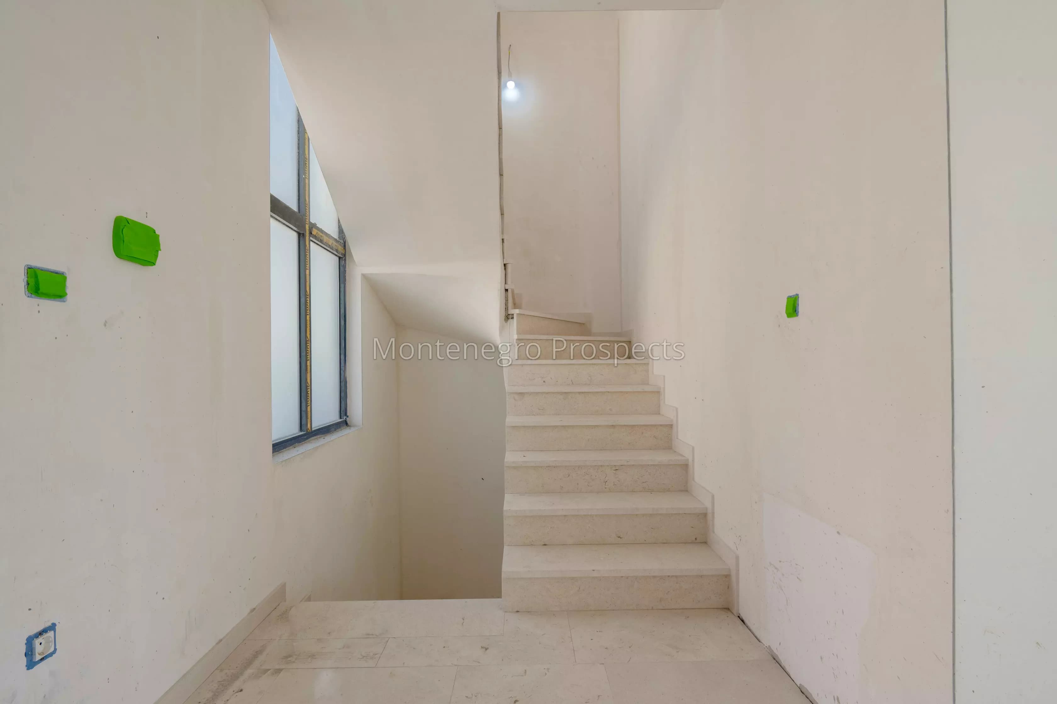 Dvojna kuća sa bazenom na Budvanskoj rivijeri, Reževići