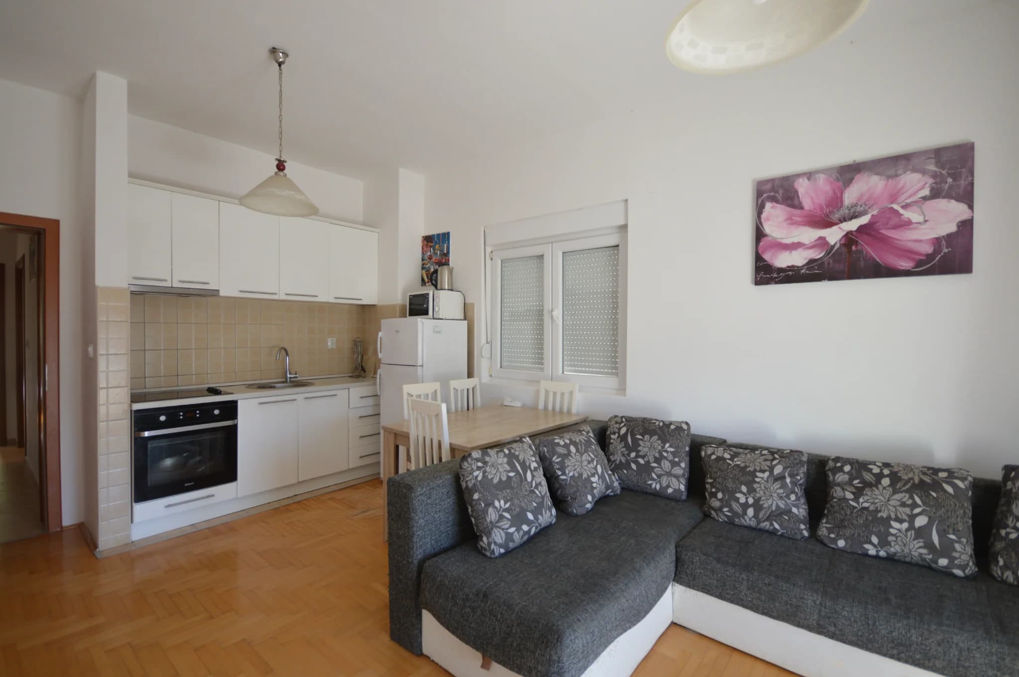 Dvosoban stan na Toplu sa zajedničkim bazenom, liftom i igralištem