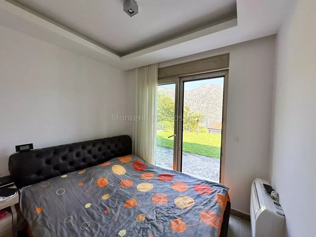 Dvosoban stan sa garažom u kompleksu na prvoj liniji do mora, Kostanjica