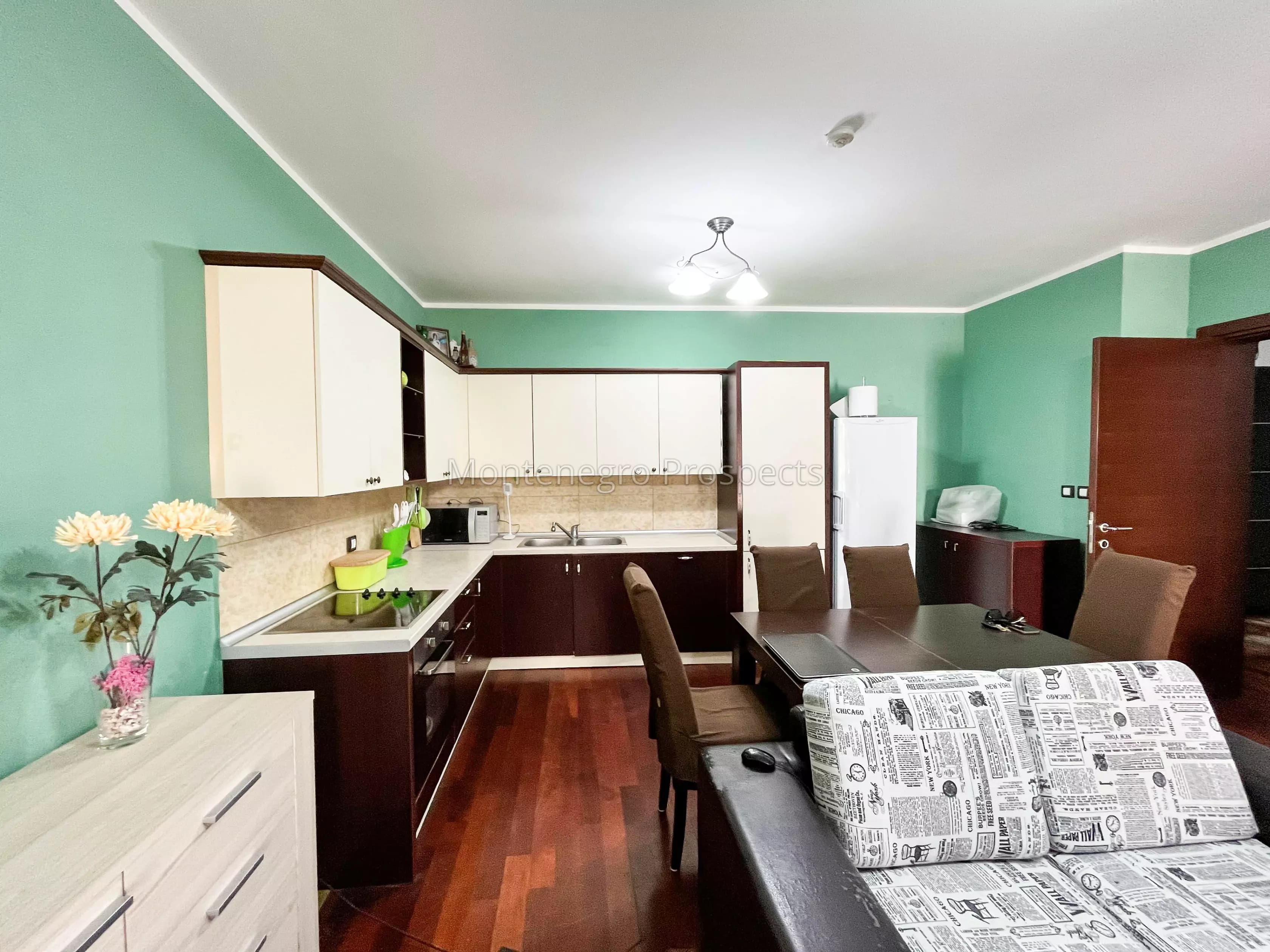 Dvosoban stan sa velikom terasom u zgradi sa bazenom, Dobrota, Kotor