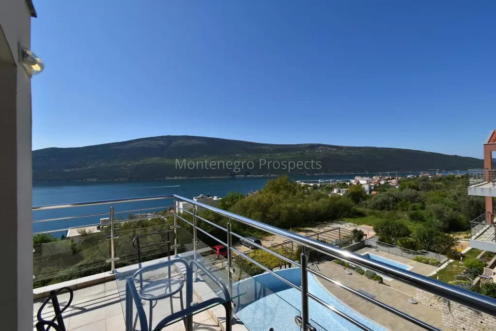 Dvosoban stan sa zajedničkim bazenom u kompleksu, Đenovići