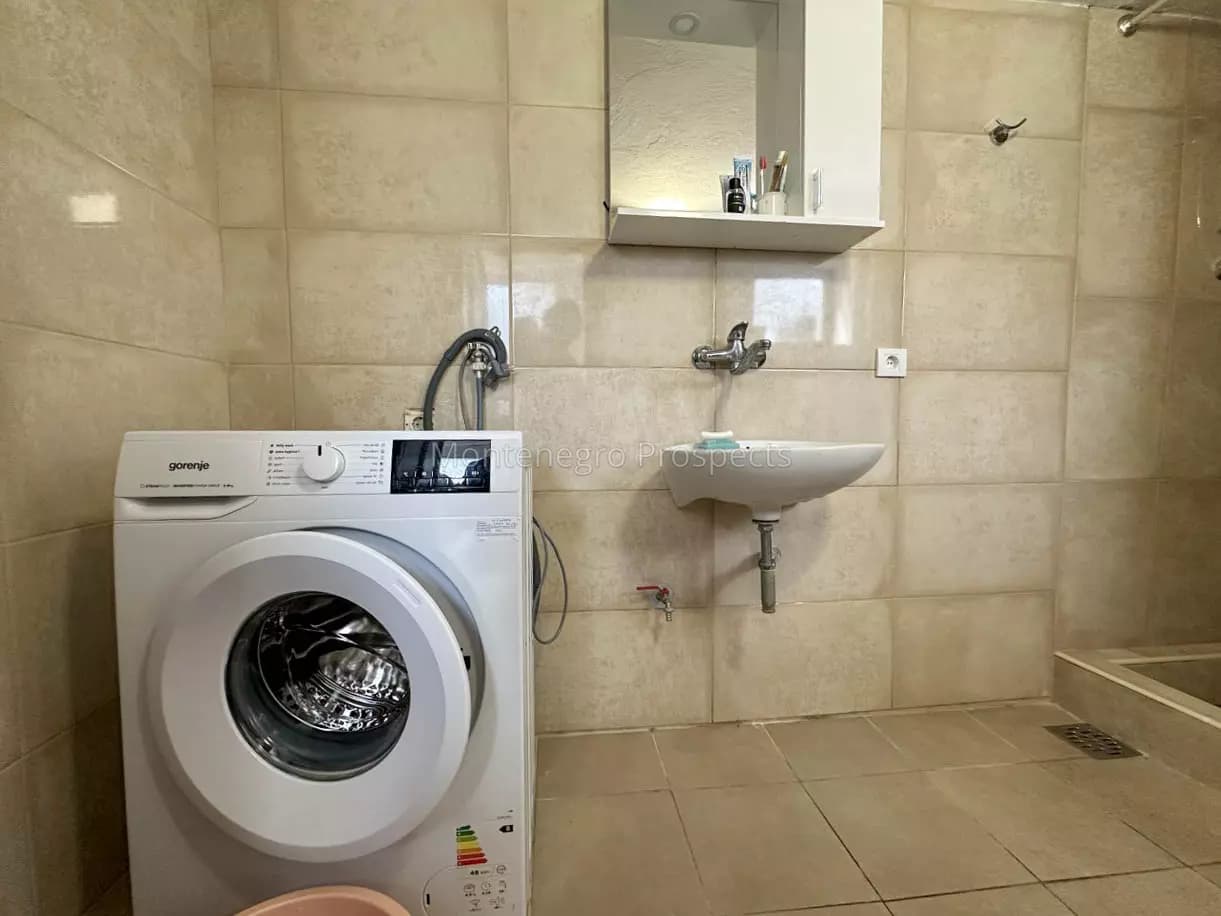 Dvosoban stan u Sutomoru sa terasom i parkingom