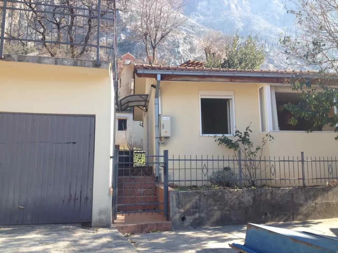 Dvosobna kuća sa dvorištem