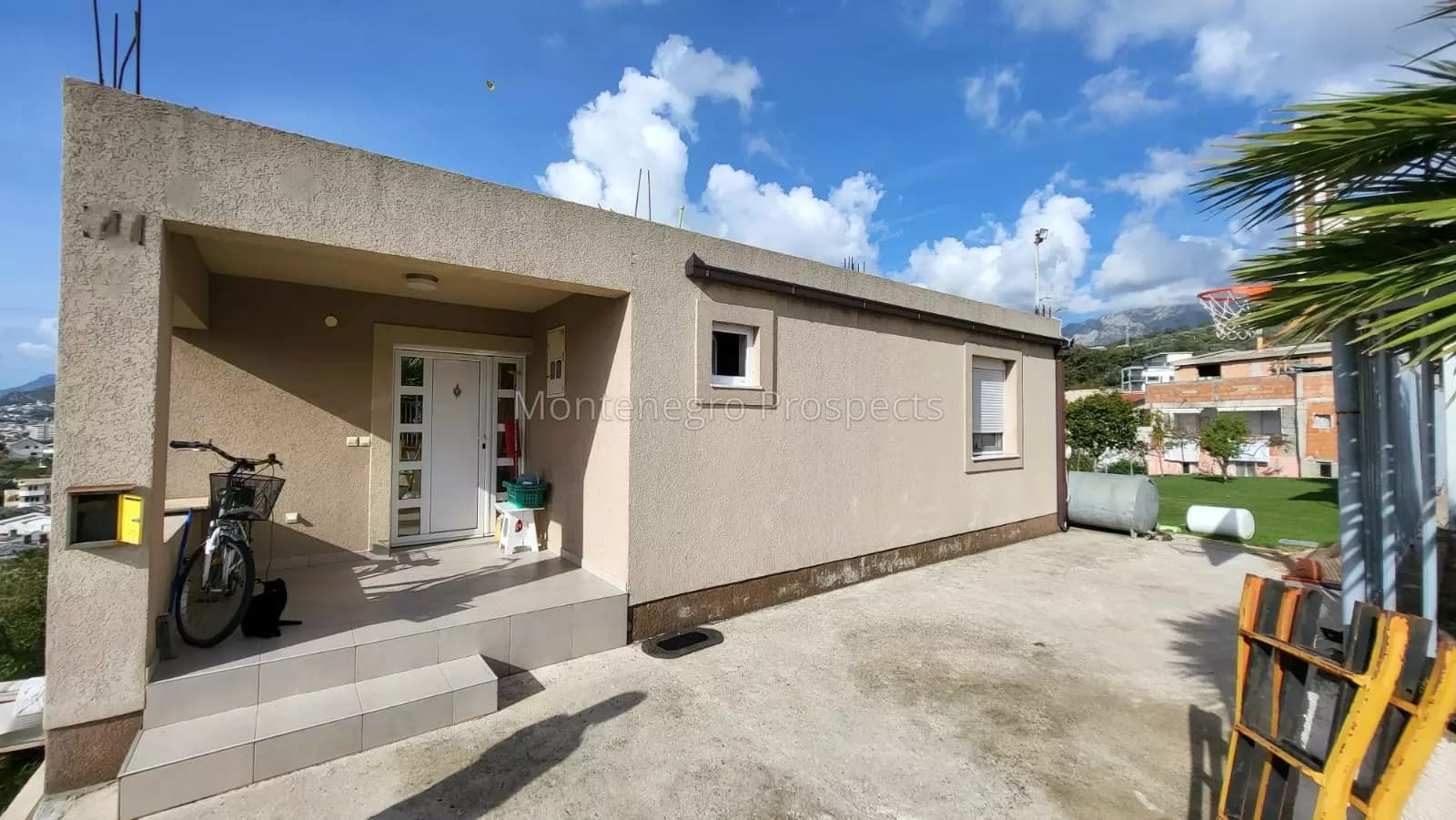 Dvospratna kuca sa velikim dvoristem, blizu centra grada Bar