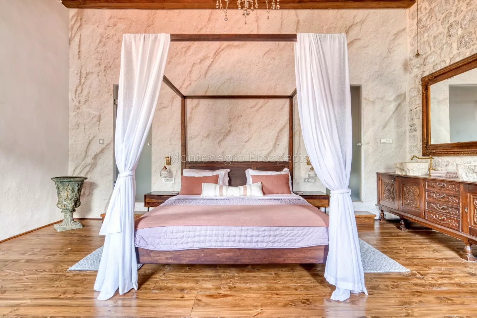 Ekskluzivna ponuda! Dvosoban stan u istorijskoj palati na prvoj liniji do mora, Dobrota – Kotor