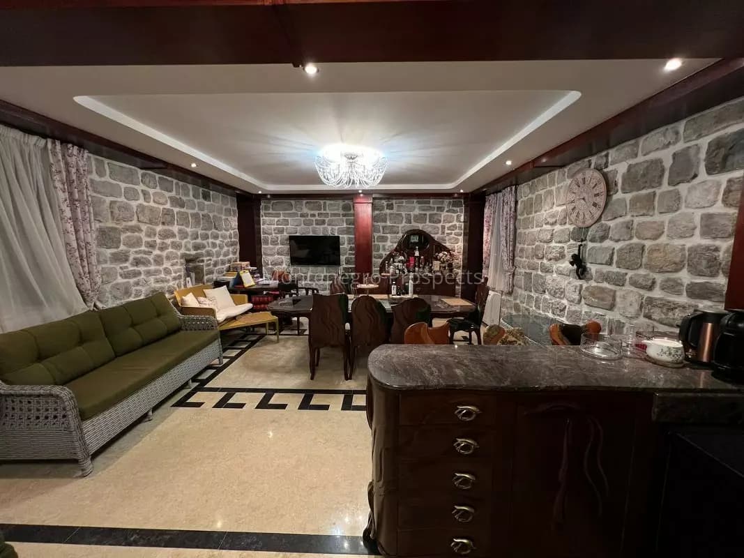 Istorijska vila na prvoj liniji mora u Bokokotorskom zalivu