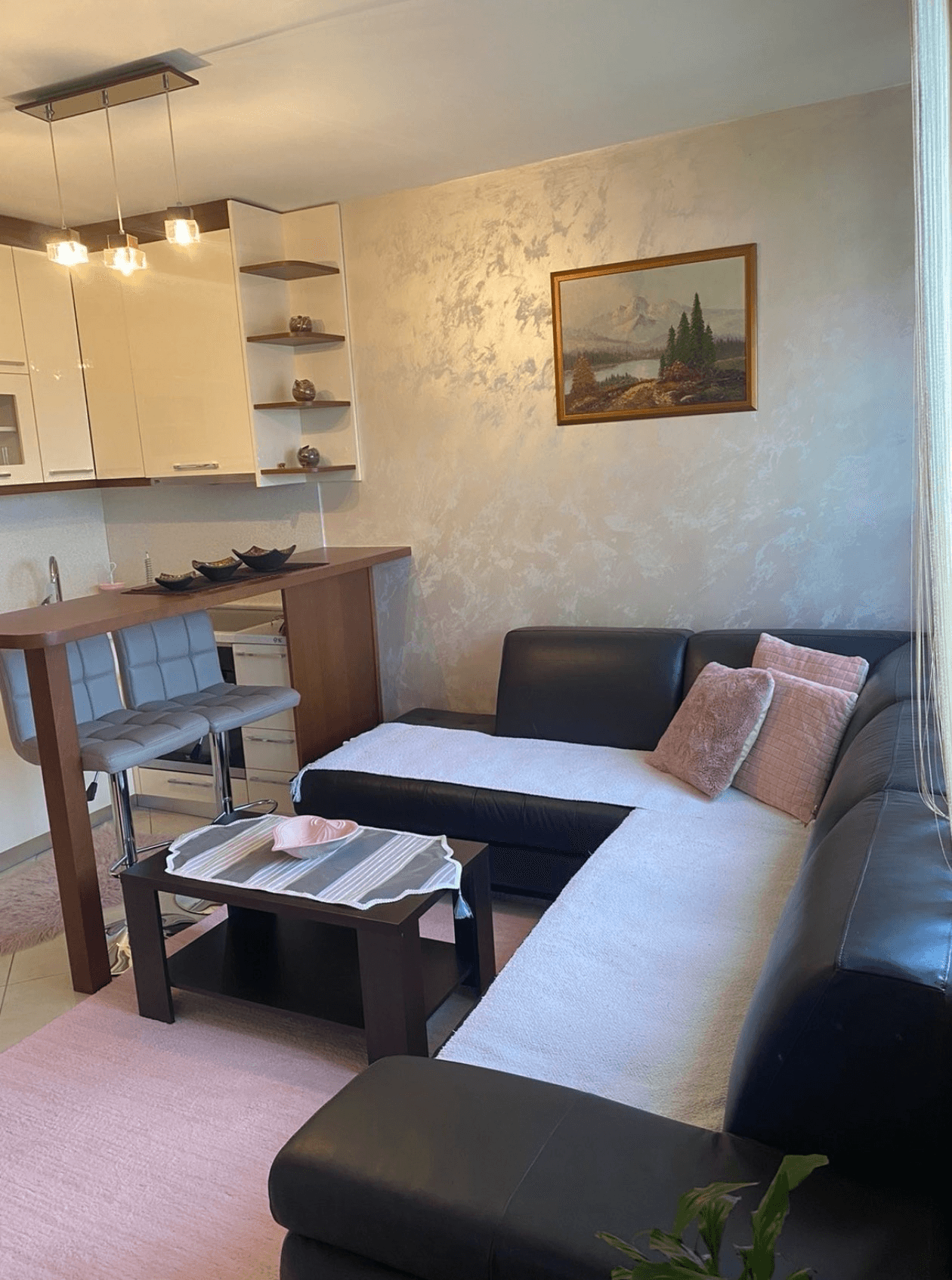 Izdaje se jednosoban stan površine 38m² u strogom centru Podgorice, u neposrednoj blizini Trga nezavisnosti.