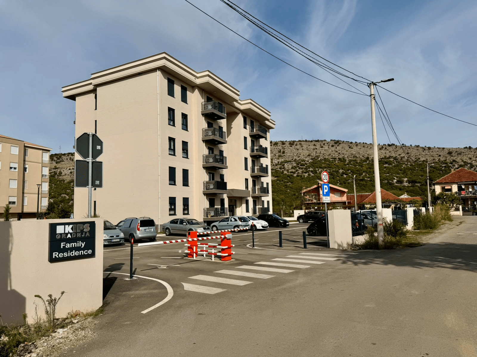 Izdaje se jednosoban stan površine 40m² u stambenom kompleksu Family Residence, investitora Kips Gradnja, u Tološima, Podgorica.