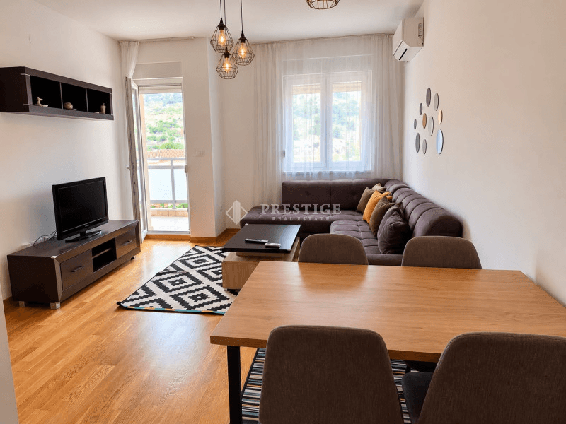 Izdaje se jednosoban stan površine 45m² u naselju City Kej, u Zgradi investitora Čelebić.