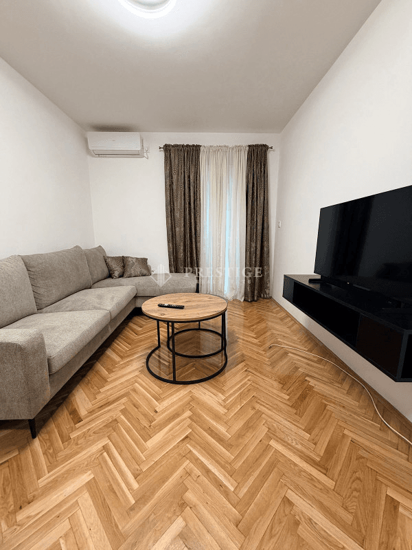 Izdaje se jednosoban stan površine 48m² u Staroj Varoši, u ulici Crnogorskih serdara, u neposrednoj blizini klinike Life.