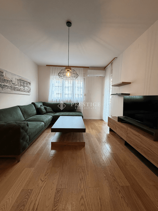 Izdaje se jednosoban stan površine 50m² u stambeno-poslovnom kompleksu Central Point, u zgradi investitora Zetagradnja.