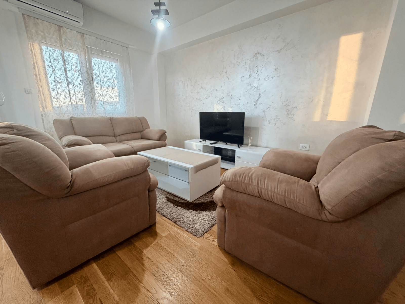 Izdaje se jednosoban stan površine 51m² na Pobrežju, u zgradi Razvršje.
