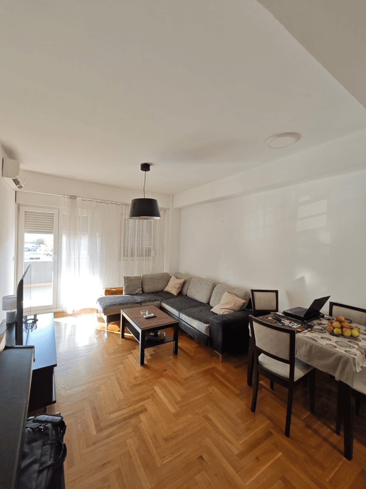 Izdaje se komforan jednosoban stan površine 63m² u City Kvartu.