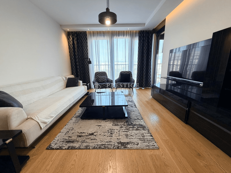Izdaje se luksuzno opremljen jednosoban stan površine 57m² u zgradi Linea, u neposrednoj blizini Atlas Capital Centra.