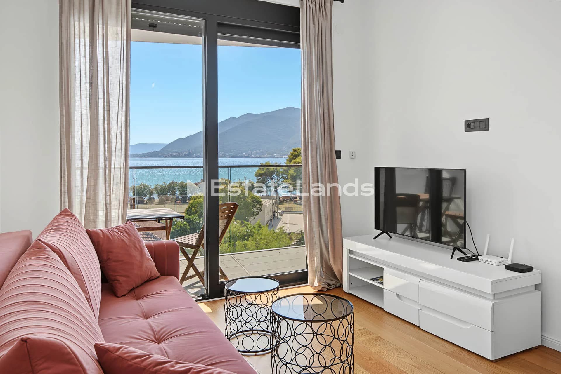 For rent: modern one-bedroom apartment near the sea