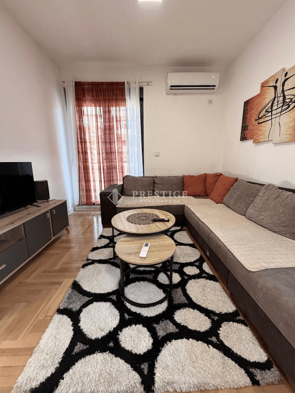 Izdaje se namješten dvosoban stan površine 60m² na Zabjelu, u Ulici Iva Vizina.