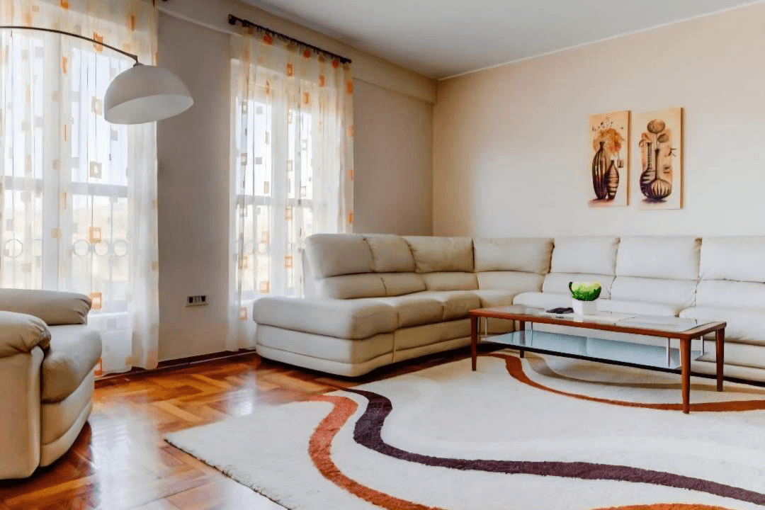 Izdaje se namješten dvosoban stan površine 89m² na Zabjelu, iznad lokala Amfora.