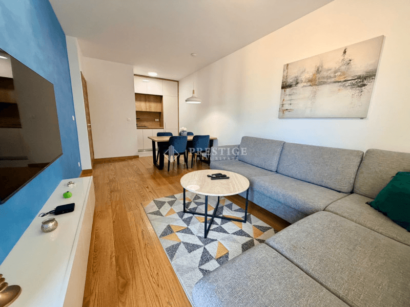 Izdaje se namješten jednosoban stan površine 45m² u stambenom kompleksu New City, u okviru City Kvarta, investitora Kips Gradnja.