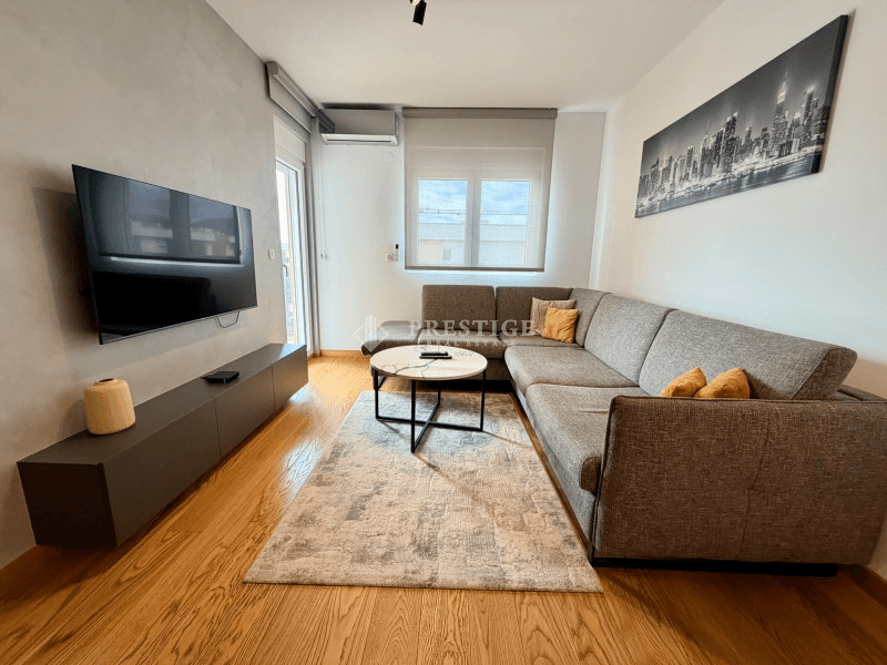 Izdaje se namješten jednosoban stan površine 47m² u stambenom kompleksu New City, u okviru City Kvarta, investitora Kips Gradnja.