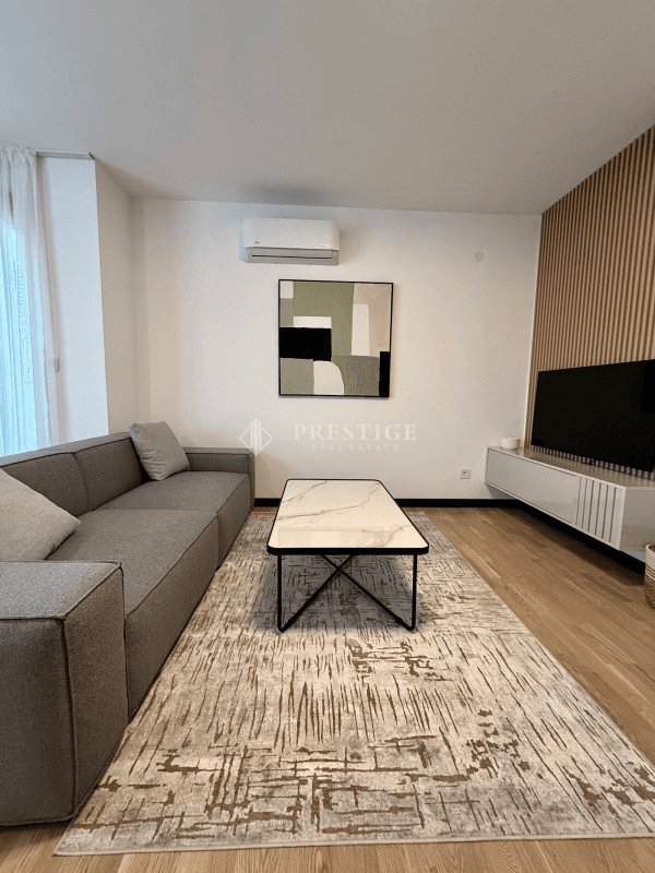 Izdaje se nov, neuseljavan dvosoban stan površine 70m2 u novoizgrađenom stambenom kompleksu Gorica Residence, u Atinskoj Ulici, Gorica C, Podgorica.