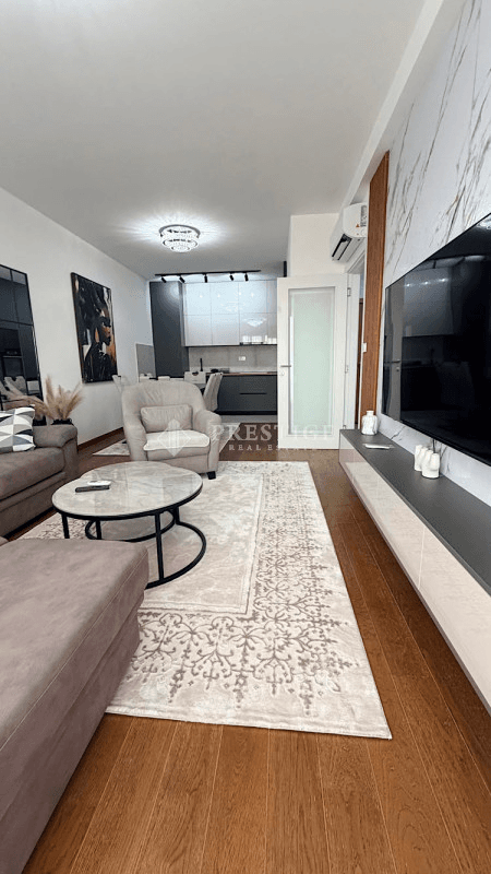 Izdaje se nov, neuseljavan dvosoban stan površine 75m² u kompleksu Green Level, u neposrednoj blizini Tološke šume.