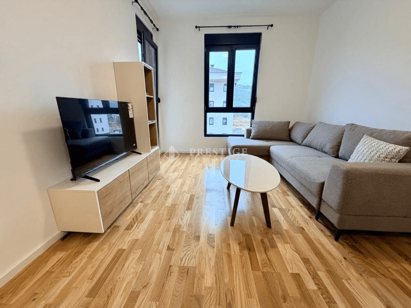 Izdaje se nov, neuseljavan jednosoban stan površine 45m² u stambenom kompleksu Posh Residence, u Tološima.