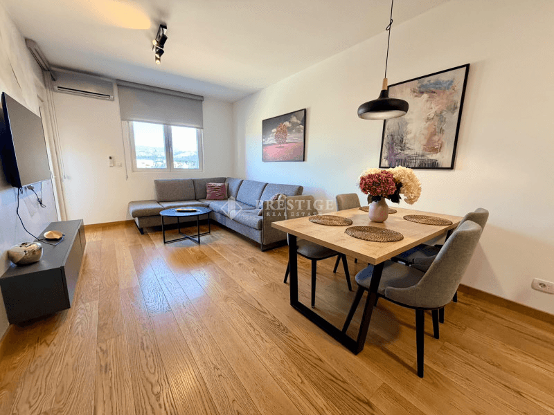 Izdaje se nov stan površine 48m² u stambenom kompleksu New City, investitora Kips Gradnja, u okviru City Kvarta.