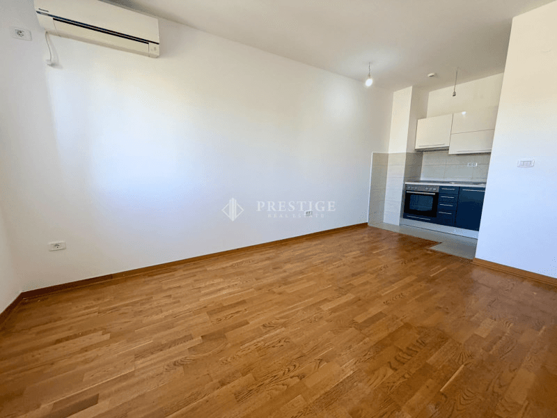 Izdaje se polunamješten jednosoban stan površine 41m² u City Kvartu, u blizini Super Voli marketa.