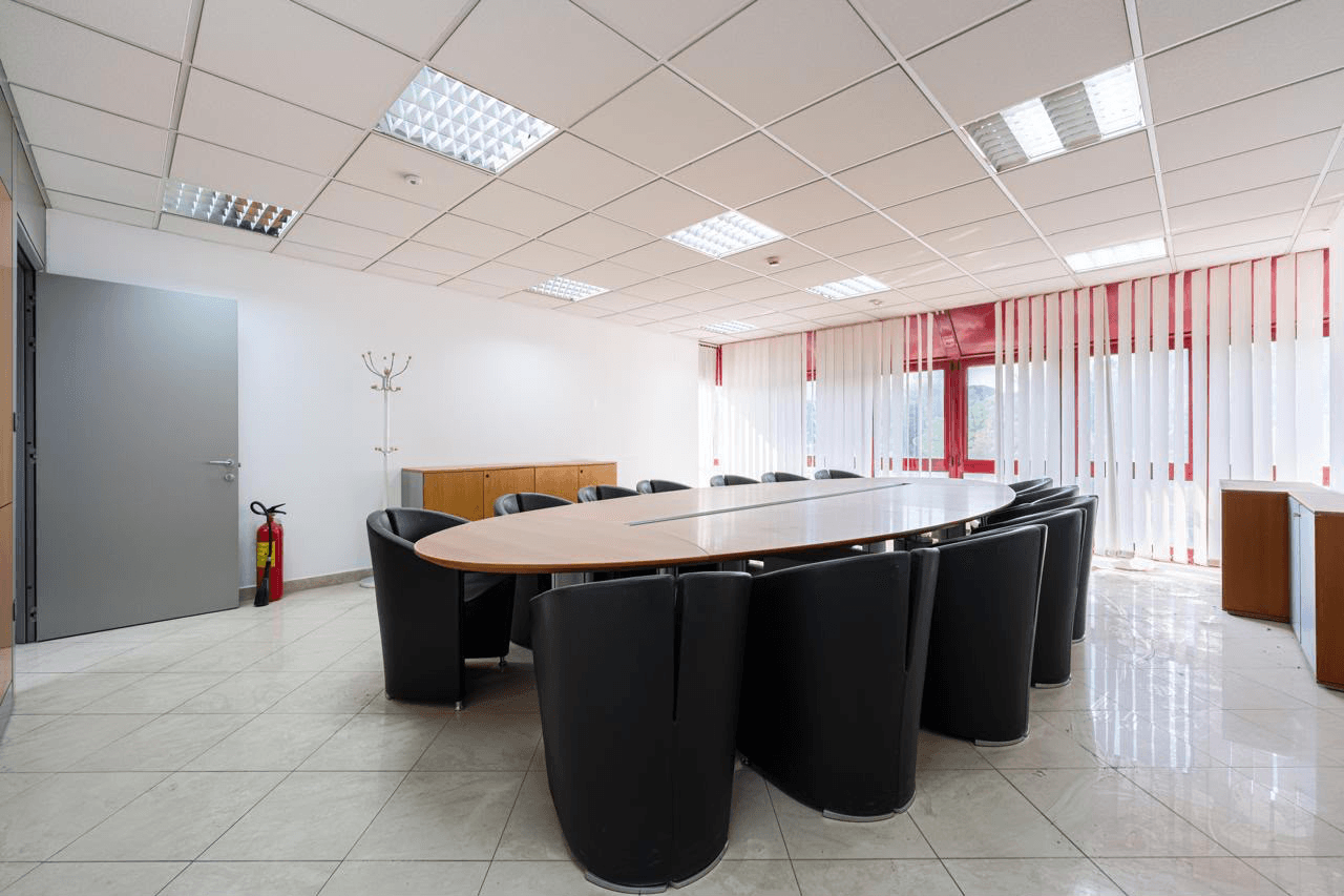 Izdaje se poslovni prostor površine 414m² na Trgu Vektre, u dijelu grada Preko Morače.