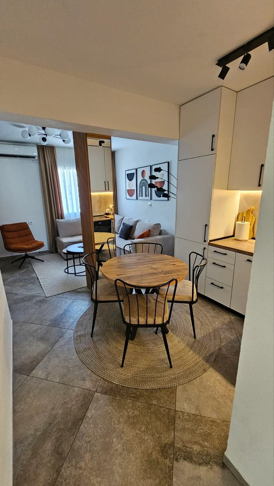 Izdaje se potpuno renoviran i moderno opremljen stan površine 52 m2 u samom centru Tivta,