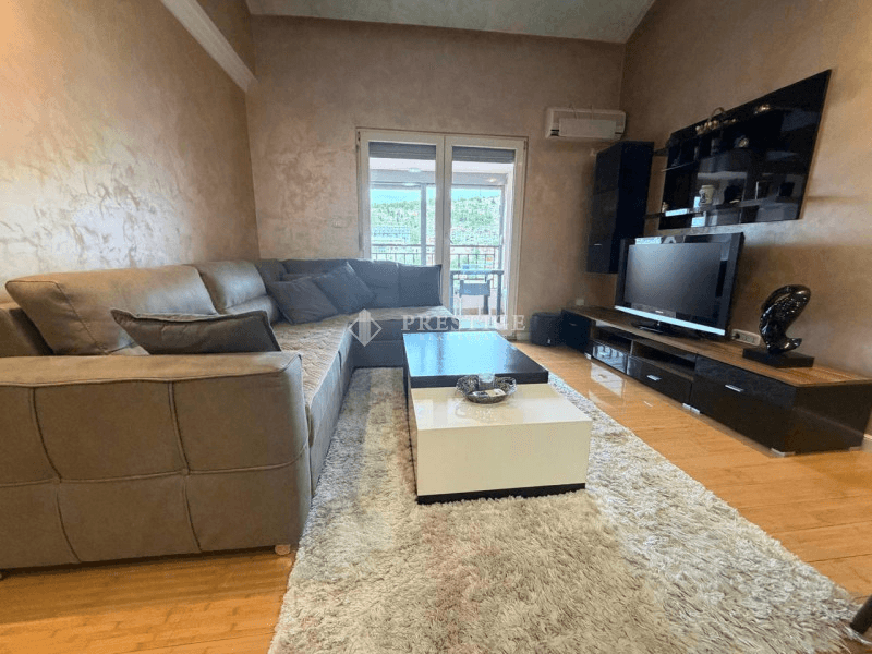 Izdaje se trosoban duplex stan površine 120m² na Vezirovom mostu, sa pogledom na Moraču.