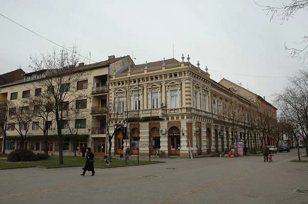 Izdajem ili prodajem stan u strogom centru Kikinde