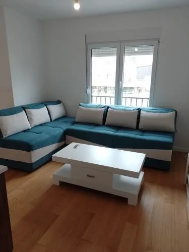 IZDAJEM NAMJESTENU GARSONJERU U PODGORICI U NOVOGRADNJI - POGODNA ZA STUDENTE - NA DUZI PERIOD - PRVI SPRAT - 33 M2 OBALA RIBNICE U NEPOSREDNOJ BLIZINI CENTRA GRADA