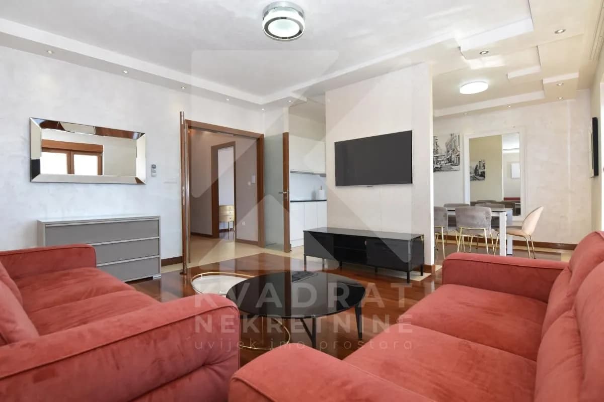 Izdavanje, četvorosoban stan, 140m², Centar, Podgorica