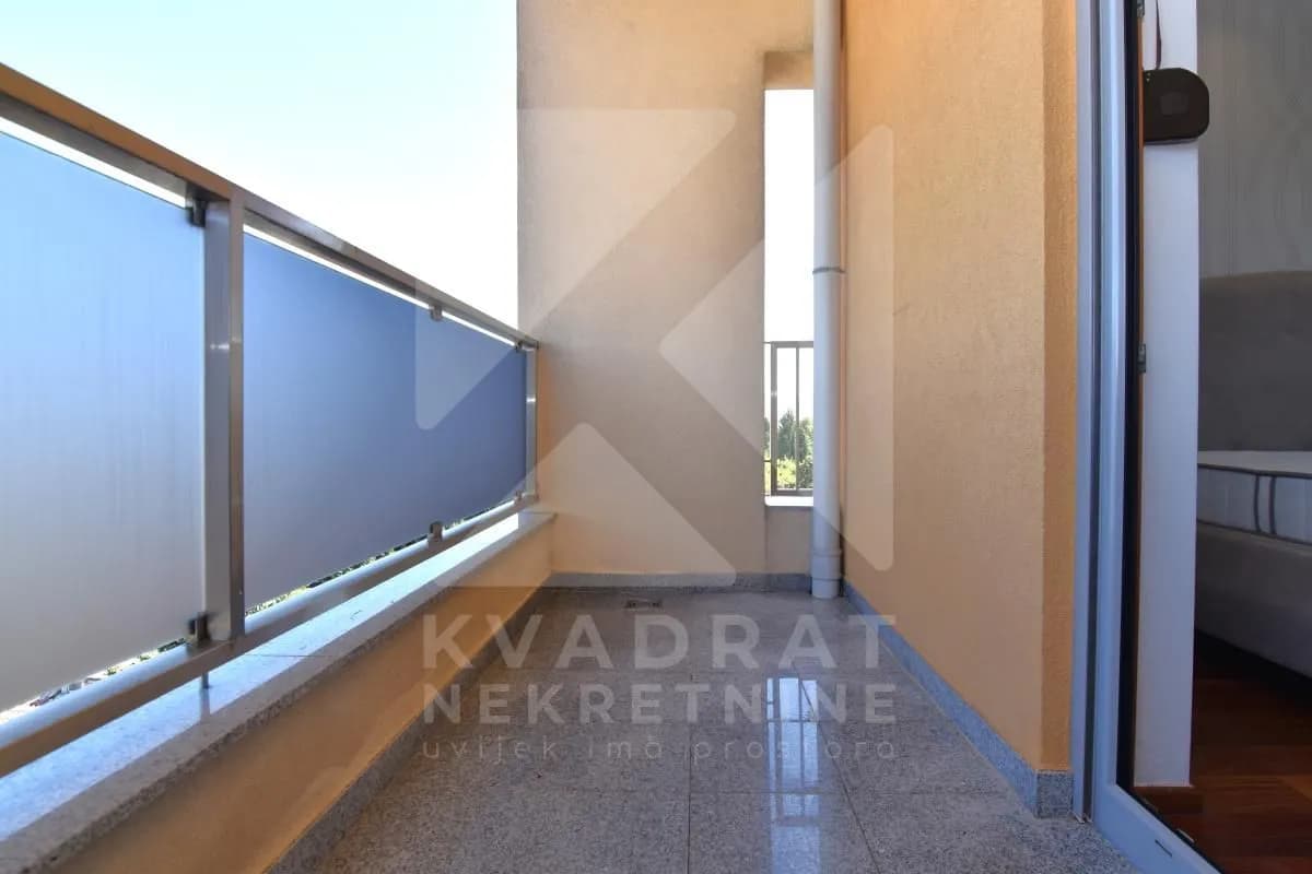 Izdavanje, četvorosoban stan, 140m², Centar, Podgorica