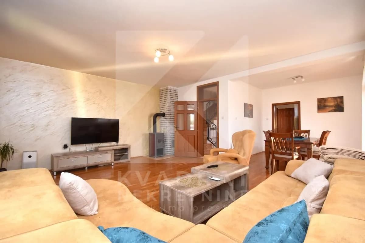 Izdavanje, četvorosoban stan, 160m², Tološi, Podgorica