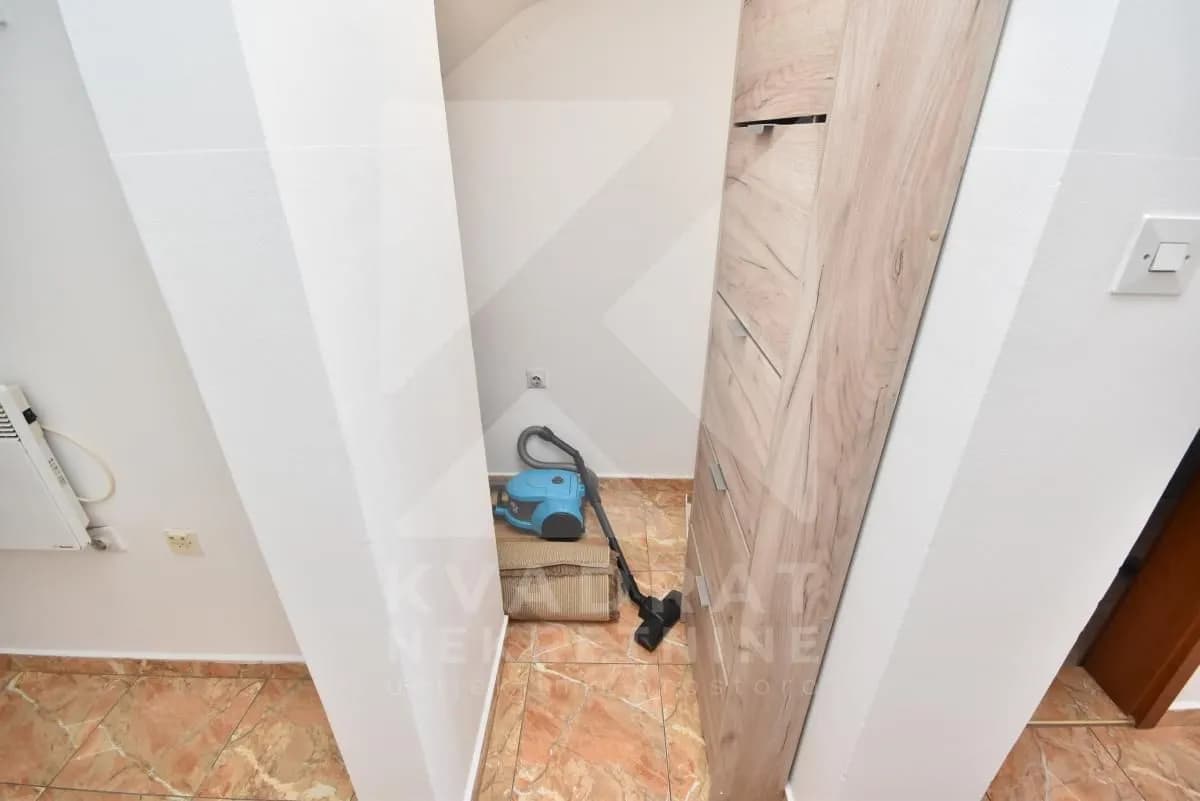 Izdavanje, četvorosoban stan, 160m², Tološi, Podgorica