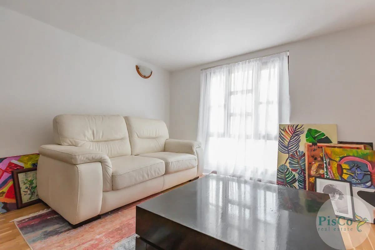 Izdavanje, četvorosoban stan, 300m², Gorica C, Podgorica