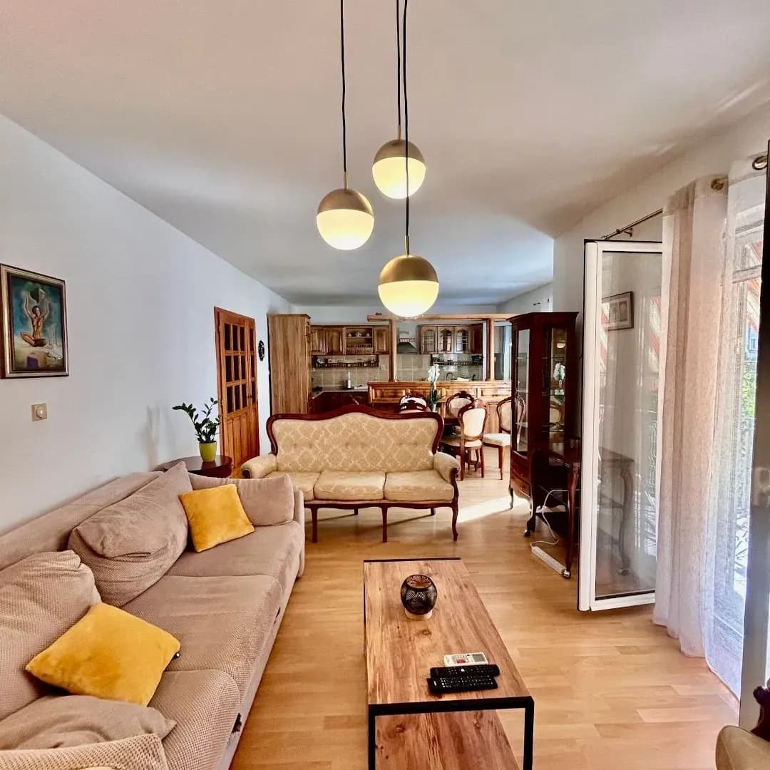 Izdavanje, dvosoban stan, 100m², Kalimanj, Tivat