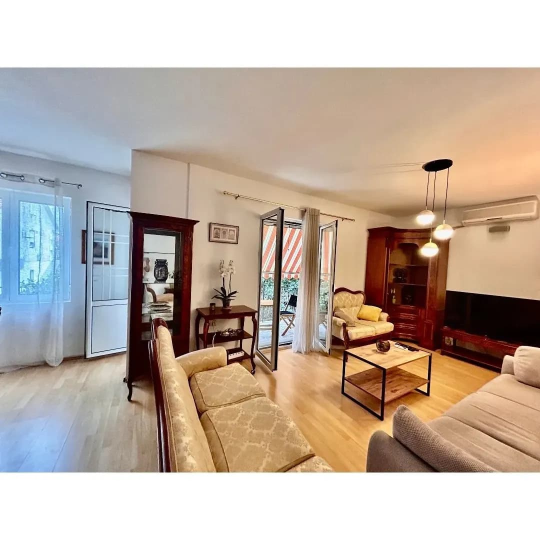 Izdavanje, dvosoban stan, 100m², Kalimanj, Tivat